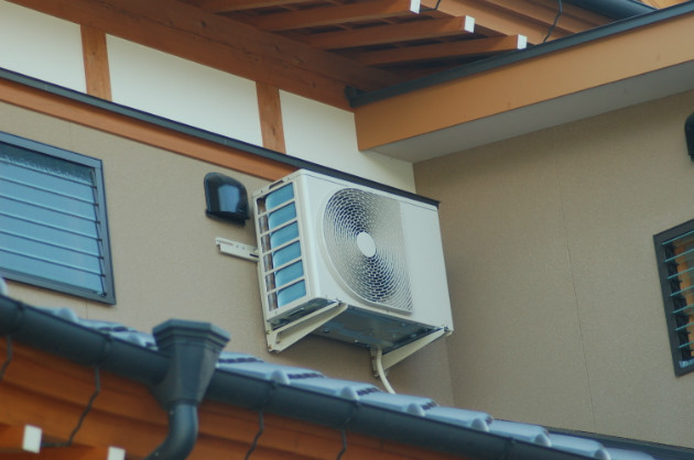 固定器具で壁に設置