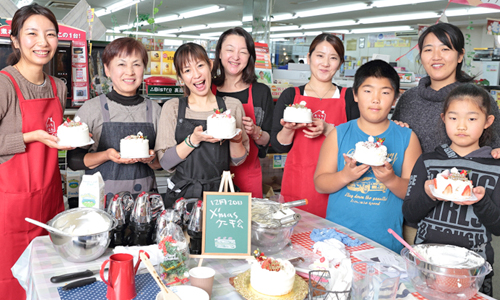 クリスマスケーキをみんなで調理