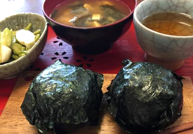 おにぎりの朝食