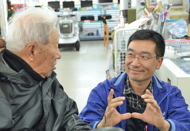 商品説明をするスタッフの萩原